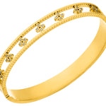 Entdecke unseren exklusiven Leaf Clover Armreif mit stylischen Kleeblatt-Motiven in Gold, der wasserfest ist und nicht abfärbt.
