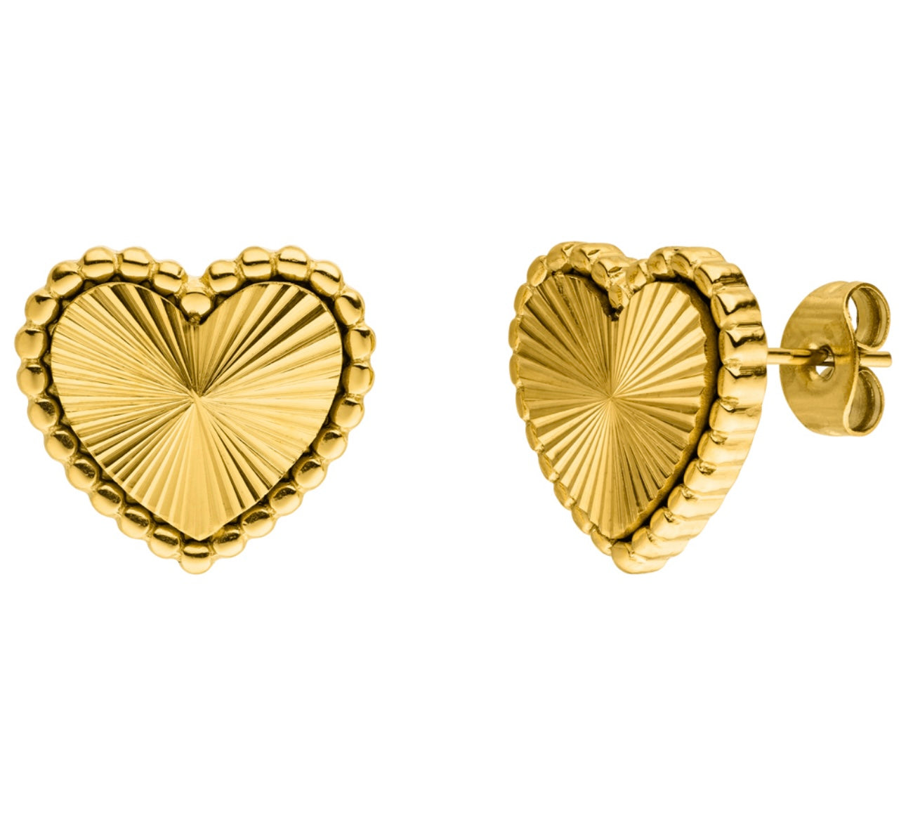 Entdecke unsere Love Ohrstecker in Gold, die wasserfest sind und nicht abfärben.