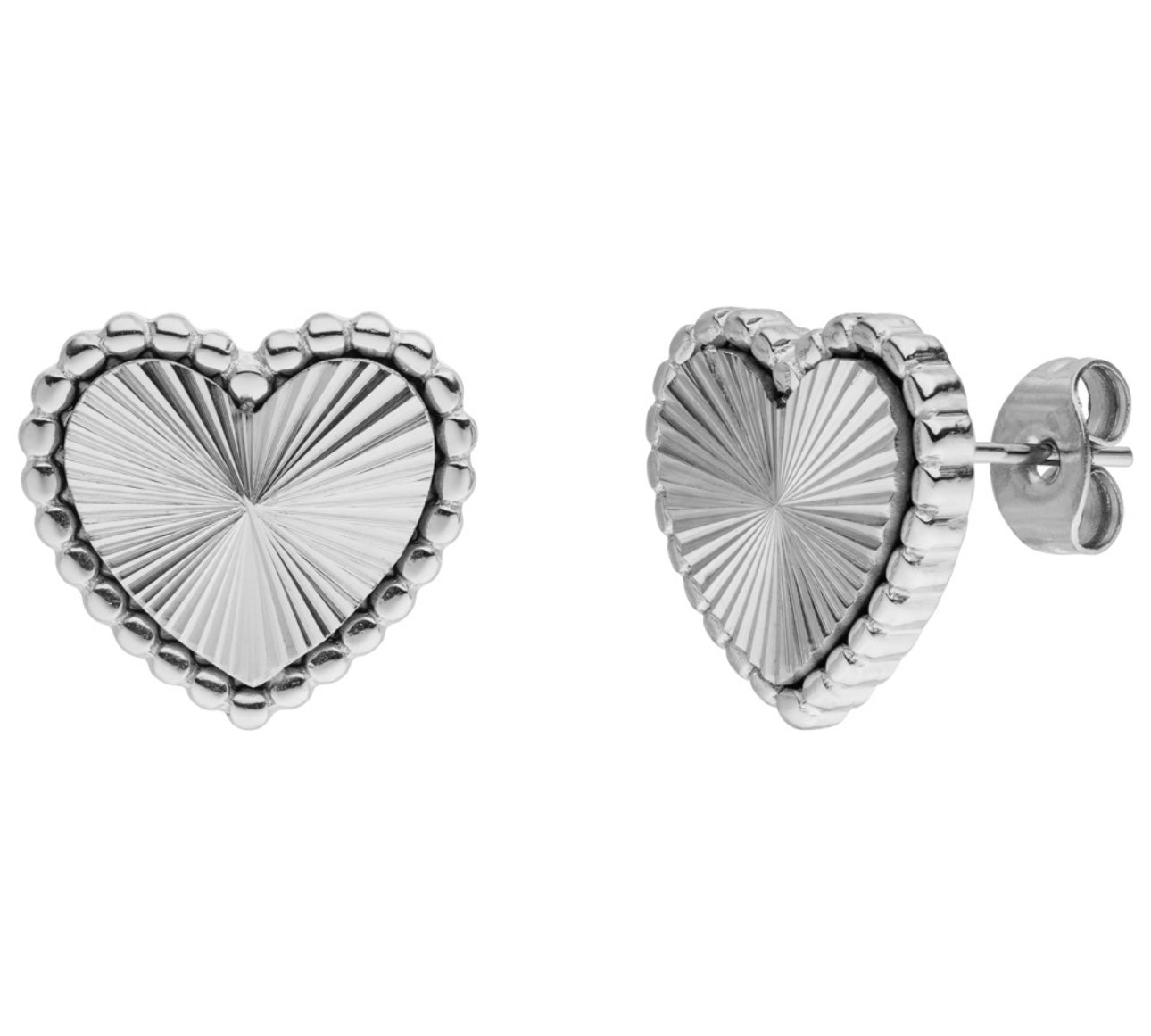 Entdecke unsere Love Ohrstecker in Silber, die wasserfest sind und nicht abfärben.