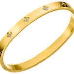 Entdecke unseren hochwertigen 18 Karat vergoldeten Malina Armreif mit rundum stylischem Kleeblatt-Design.